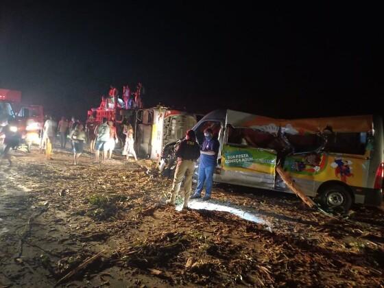 Acidente entre ônibus, van e caminhão deixa 12 mortos