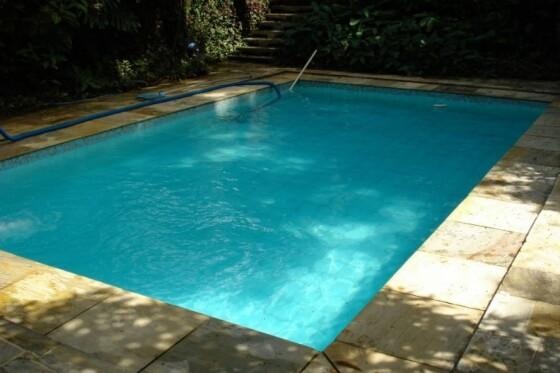 Bebê de 1 ano e cinco meses morre afogado ao cair em piscina
