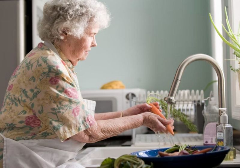 Cozinhar pode reduzir risco de demência em 30% em idosos, revela novo estudo