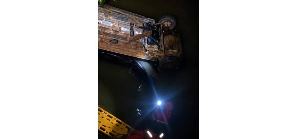 Casal morre após carro cair de ponte e ficar submerso em rio na MT-325