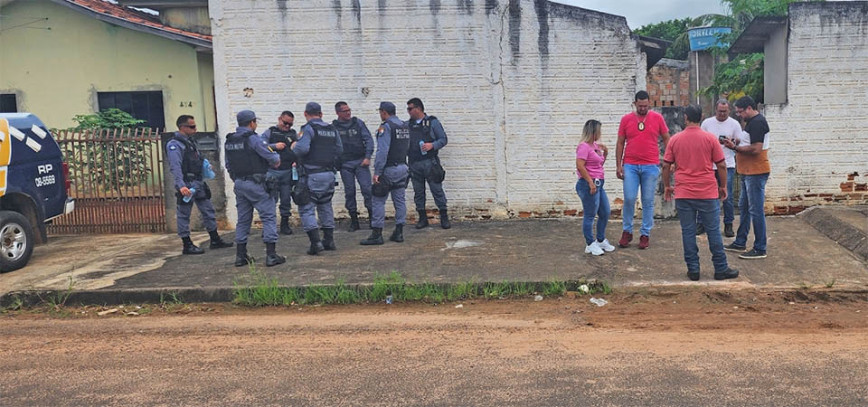 Homem enfurecido ataca policiais com foice e acaba morto
