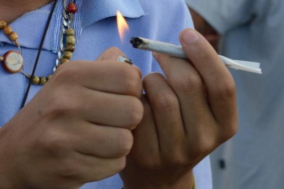 Menores fazem live fumando maconha e acabam ‘presos’