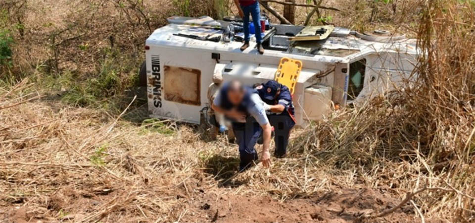 Carro-forte abarrotado de dinheiro capota em rodovia em MT