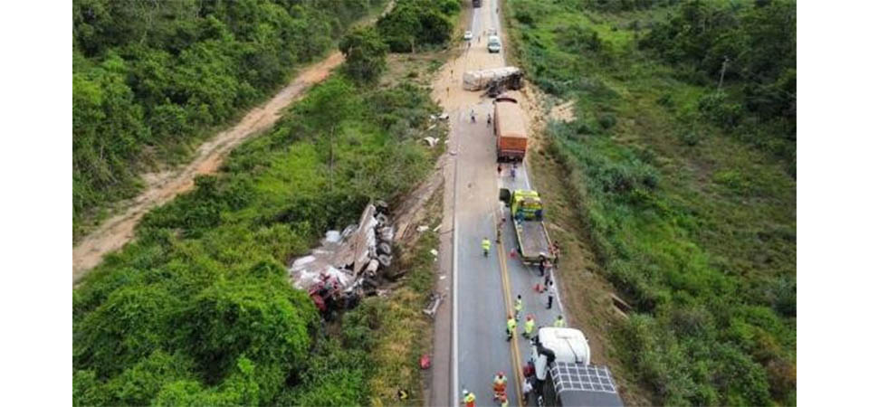 Caminhoneiro morre em grave acidente entre dois veículos de carga na BR-163