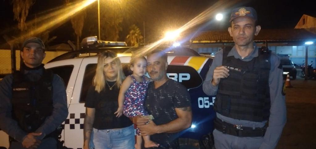 Policiais militares salvam criança engasgada com aliança