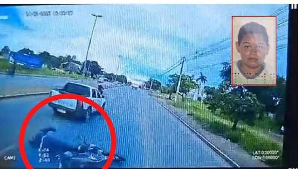 Motociclista é fechada por picape, cai e morre atropelada por caminhão. Vídeo