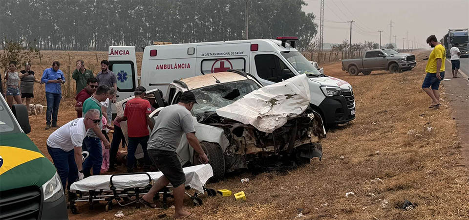 Dois mortos e 4 feridos em colisão entre caminhonete e carreta
