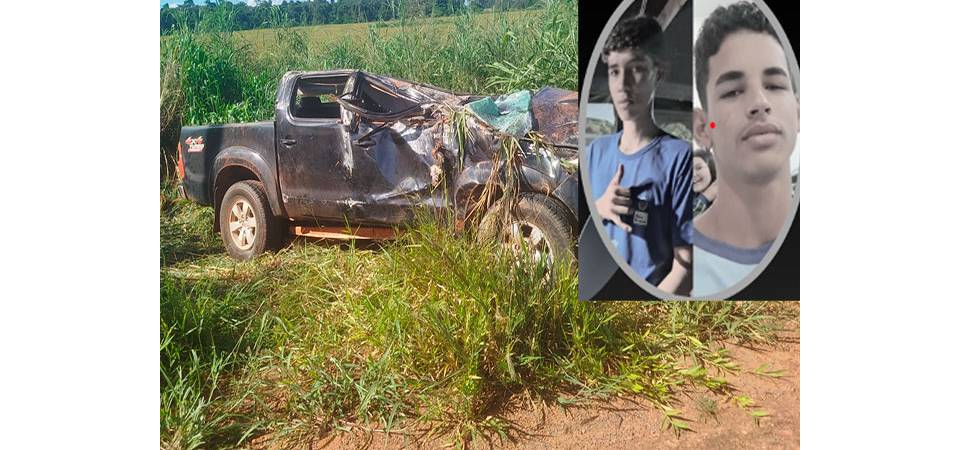 Jovens morrem em grave acidente após caminhonete capotar