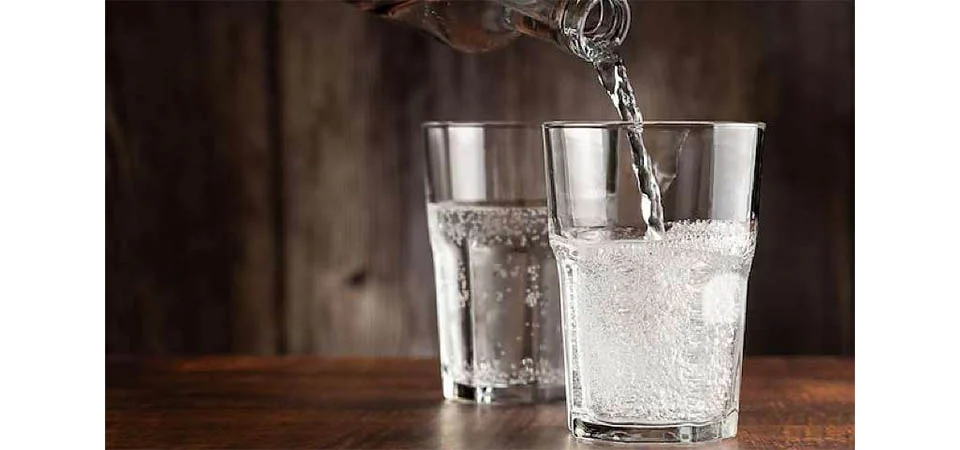 Beber água com gás pode aumentar sua pressão