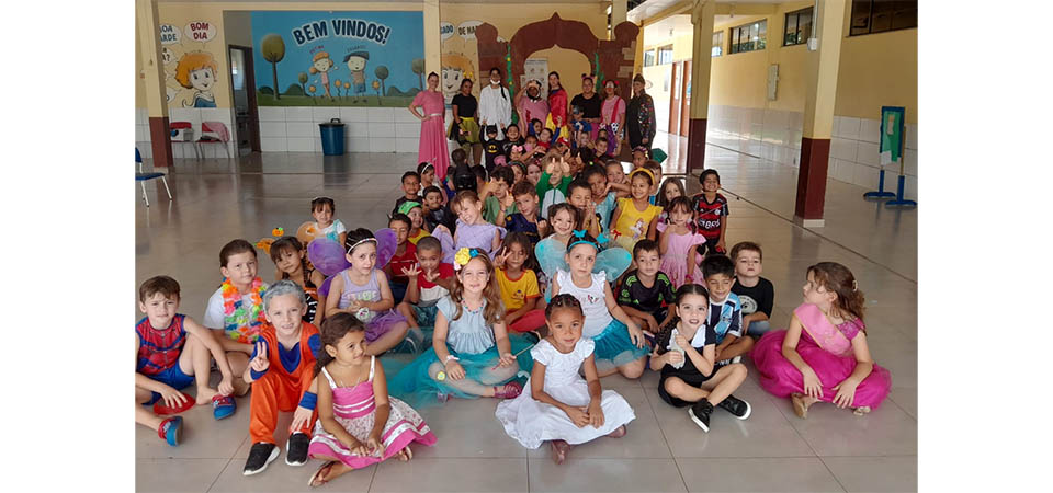 Quatro crianças são encontradas na selva após queda de avião