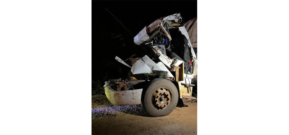 Jovem bate na traseira de carreta e morre no hospital