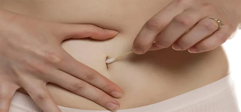 Dermatologista explica os principais riscos de não limpar bem o umbigo