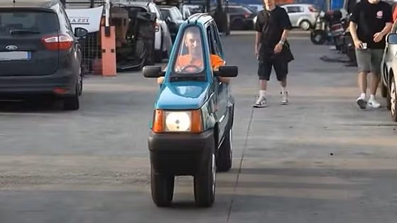 Carro de 50 cm de largura entra para o Guinness como o mais estreito do mundo