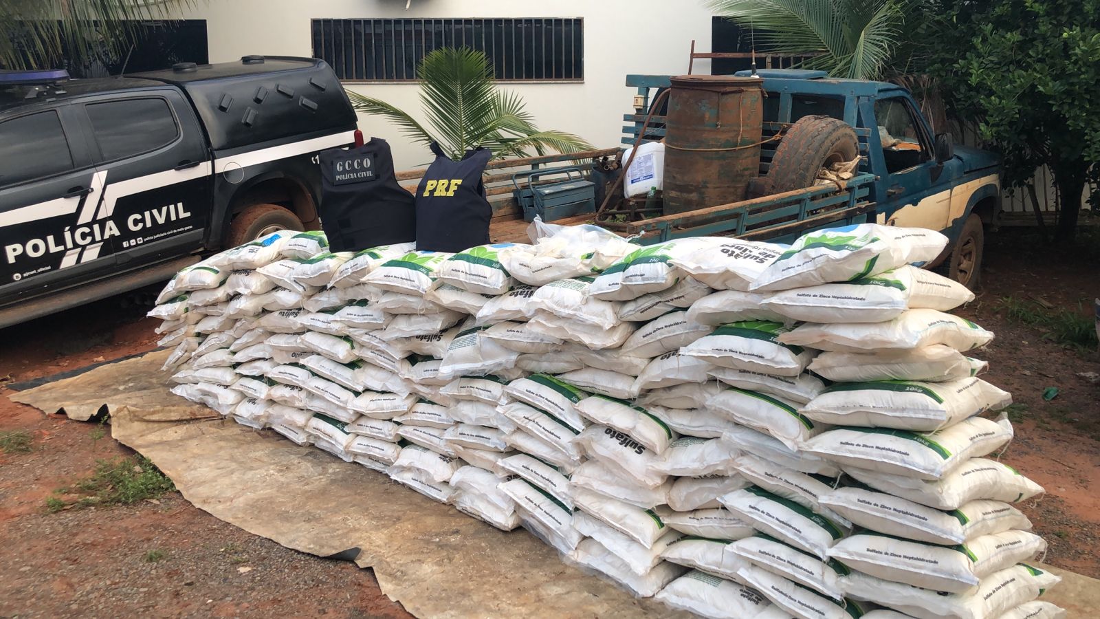 Polícia Civil e PRF apreendem 1,3 toneladas de defensivos contrabandeados