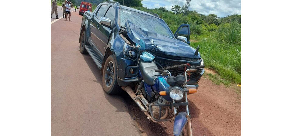 Motociclista morre após ser atingido por caminhonete na BR 163