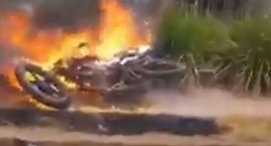 Carro atropela motociclista e veículo explode. Vídeo