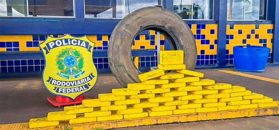PRF apreende mais de 52 kg de cocaína escondidos em estepe de caminhonete