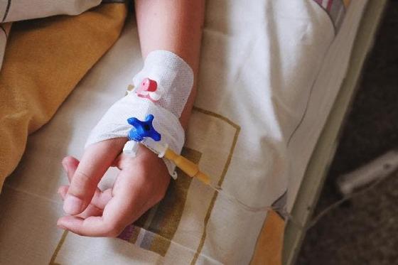 Menino de 6 anos morre ao ser espancado pelo pai por errar dever de casa