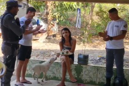 PM-MT canta parabéns para jovem que postou foto com bolo e pé de maconha