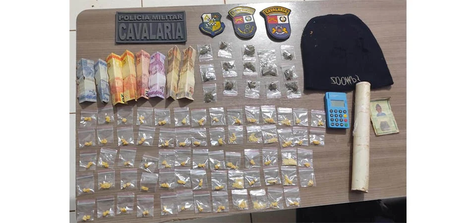 Cavalaria da PM prende faccionada por tráfico e apreende 48 tabletes de maconha