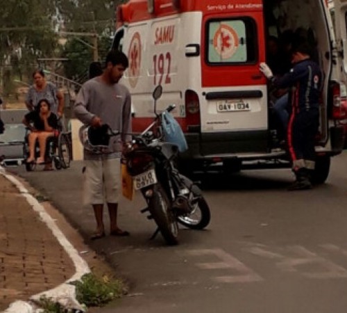 Criança fica ferida em acidente entre motocicleta e táxi