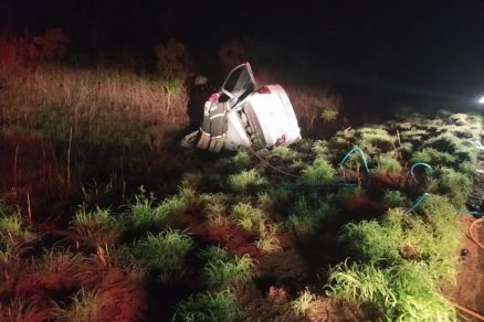 Três pessoas morrem em acidente entre dois carros e uma carreta