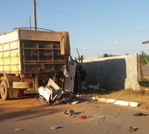 Jovem morre após bater caminhonete em vagão de carreta em Mato Grosso