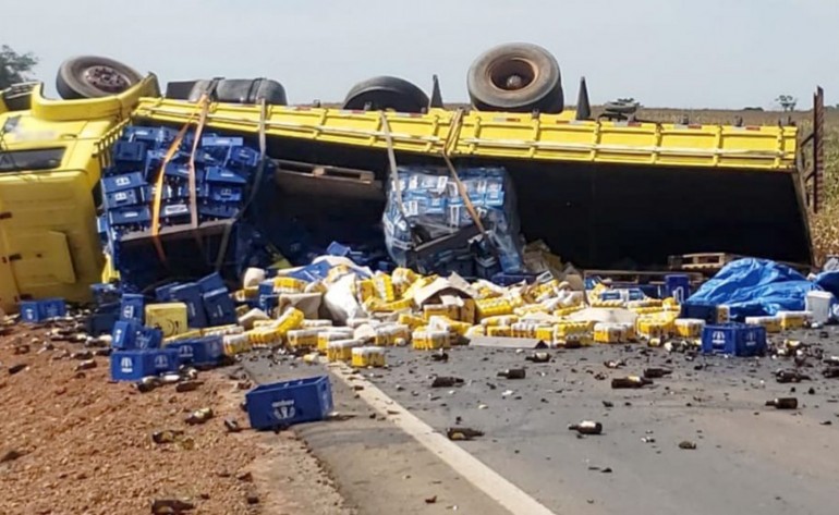 Caminhão carregado com cerveja tomba na MT 242 e motorista fica ferido
