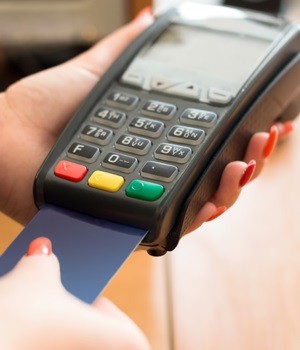 Posto de combustíveis tem prejuízo após bandidos trocarem máquina de cartão