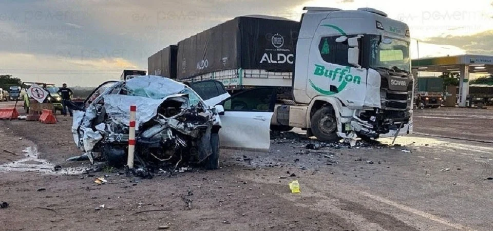 Avó e netas m0rrem em acidente entre carro e carreta na BR-163. Vídeo