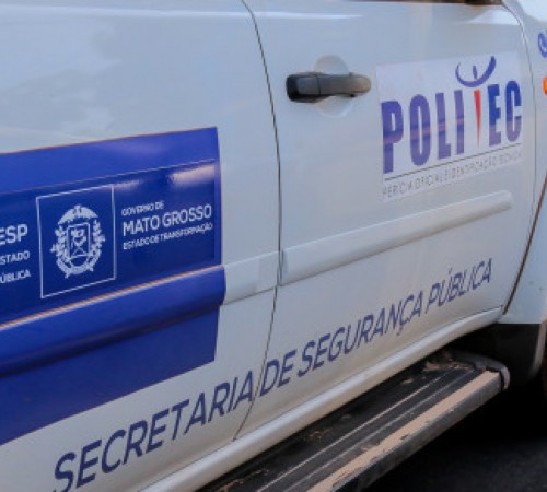 Dois homens são encontrados mortos a golpes de faca em matagal