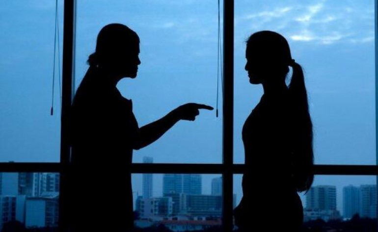 Relação tóxica entre mãe e filho: cortar laços é possível?