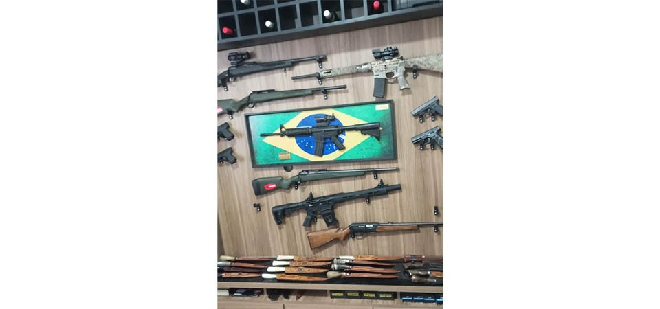 Residência é invadida e 14 armas de fogo são furtadas