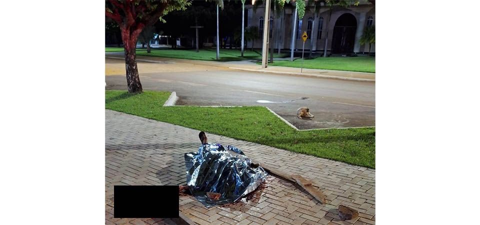 Vitima de furto amarra suspeito em poste e chama PM. Vídeo