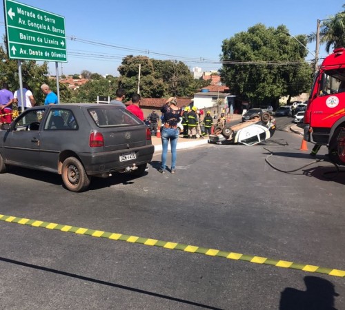 Carro invade preferencial, veículo capota e motorista morre em Cuiabá