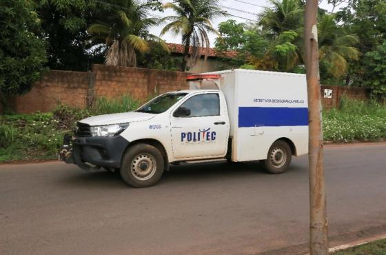 Jovem entra em terreno para pegar pipa e encontra cadáver de mulher nua
