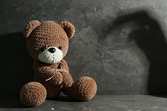 Mãe descobre mensagens, finge ser adolescente e denuncia vizinho por abuso contra filha de 13 anos