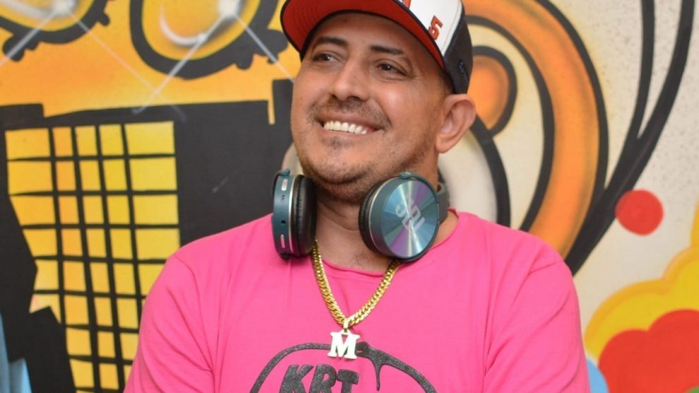 DJ é assassinado a tiros e jovem baleada por bandidos em moto