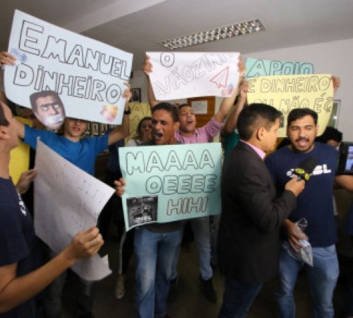 Manifestantes ocupam a Câmara e pedem CPI contra Emanuel