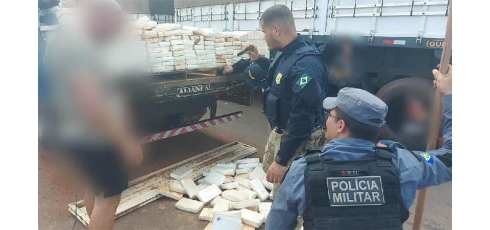 PM e PRF prendem casal por tráfico e apreendem 200 kg de cocaína