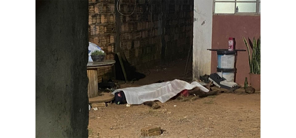 Homem baleado morre após pular muro de residência pedindo socorro