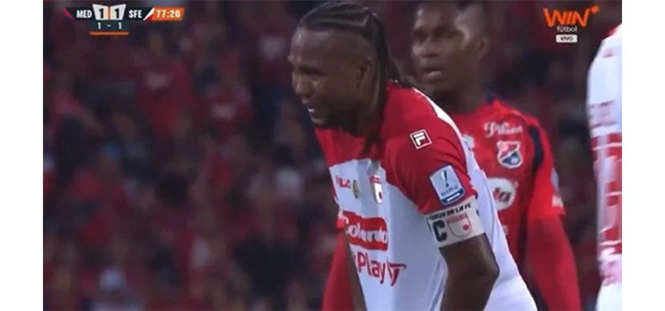 Atacante se lesiona, chora em campo e marca gol de título; assista