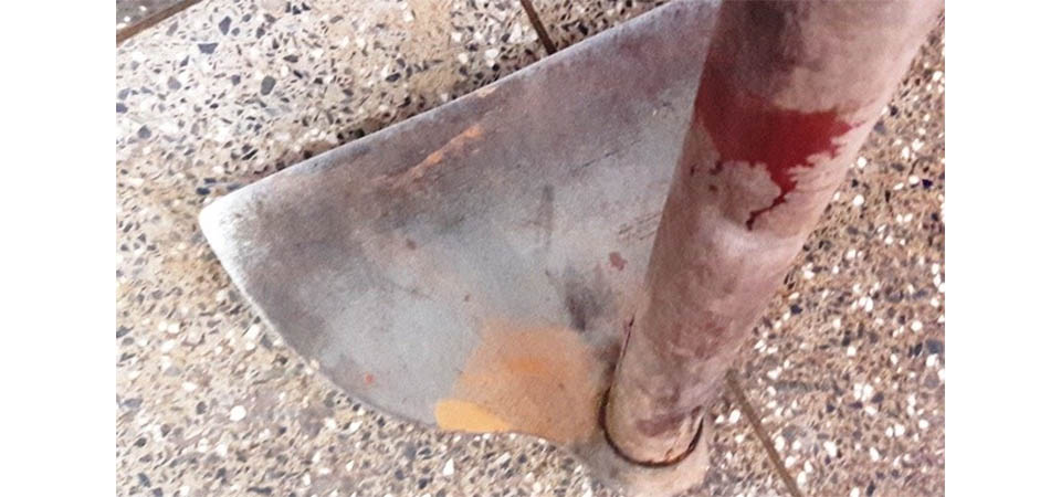 Mulher acha namorado na “zona”, leva soco no olho e o pai dela corre atrás de agressor com enxada