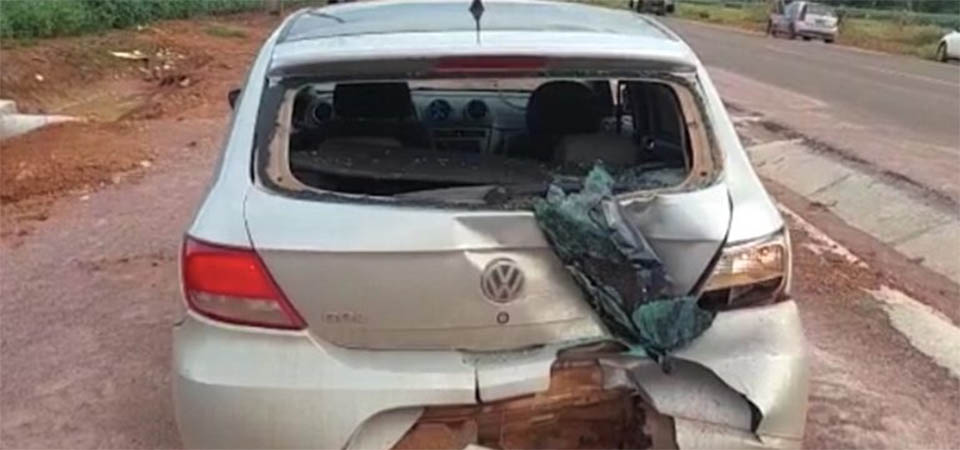 Mulher morre em grave acidente entre carro e moto em estrada vicinal