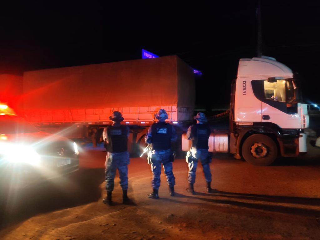 Força Tática recupera carreta com carga de milho e prende três em flagrante