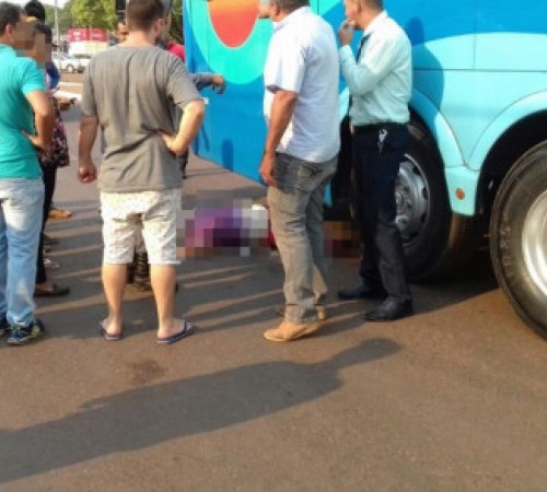 Idosa tem perna esmagada após ser atropelada por ônibus