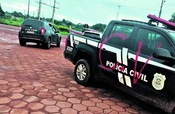 Traficante picha viatura da Polícia Civil com sigla de facção e morre após troca de tiros