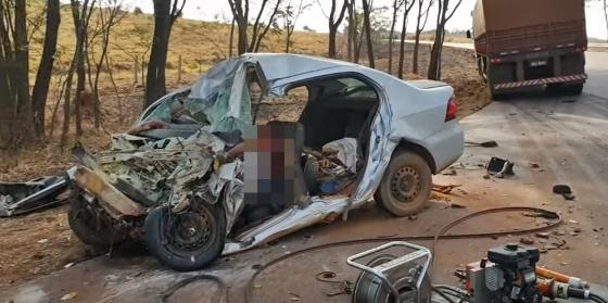 Voyage bate de frente com caminhão e 3 morrem