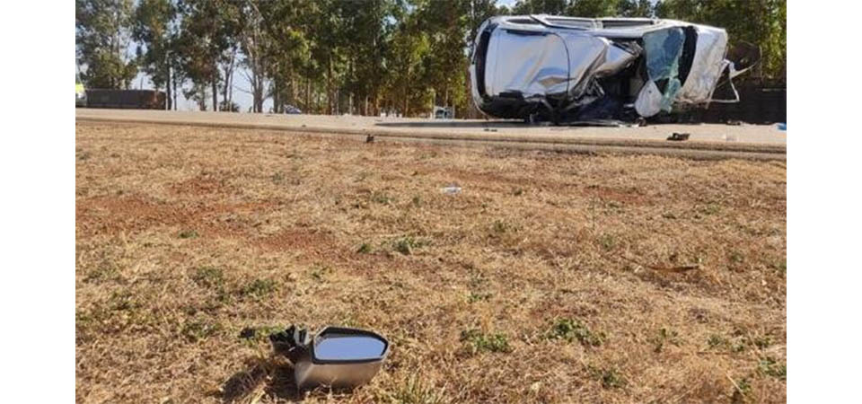 Filho dorme ao volante, capota carro e pai morre preso às ferragens