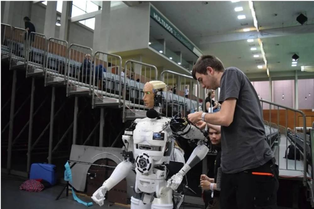 Avanço dos robôs humanoides expõe limites da engenharia no mundo real